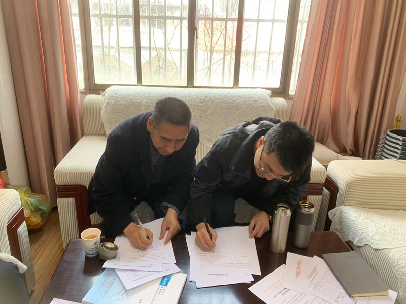 黨組書記與黨組成員、副局長簽訂黨風(fēng)廉政建設(shè)責(zé)任書.bmp