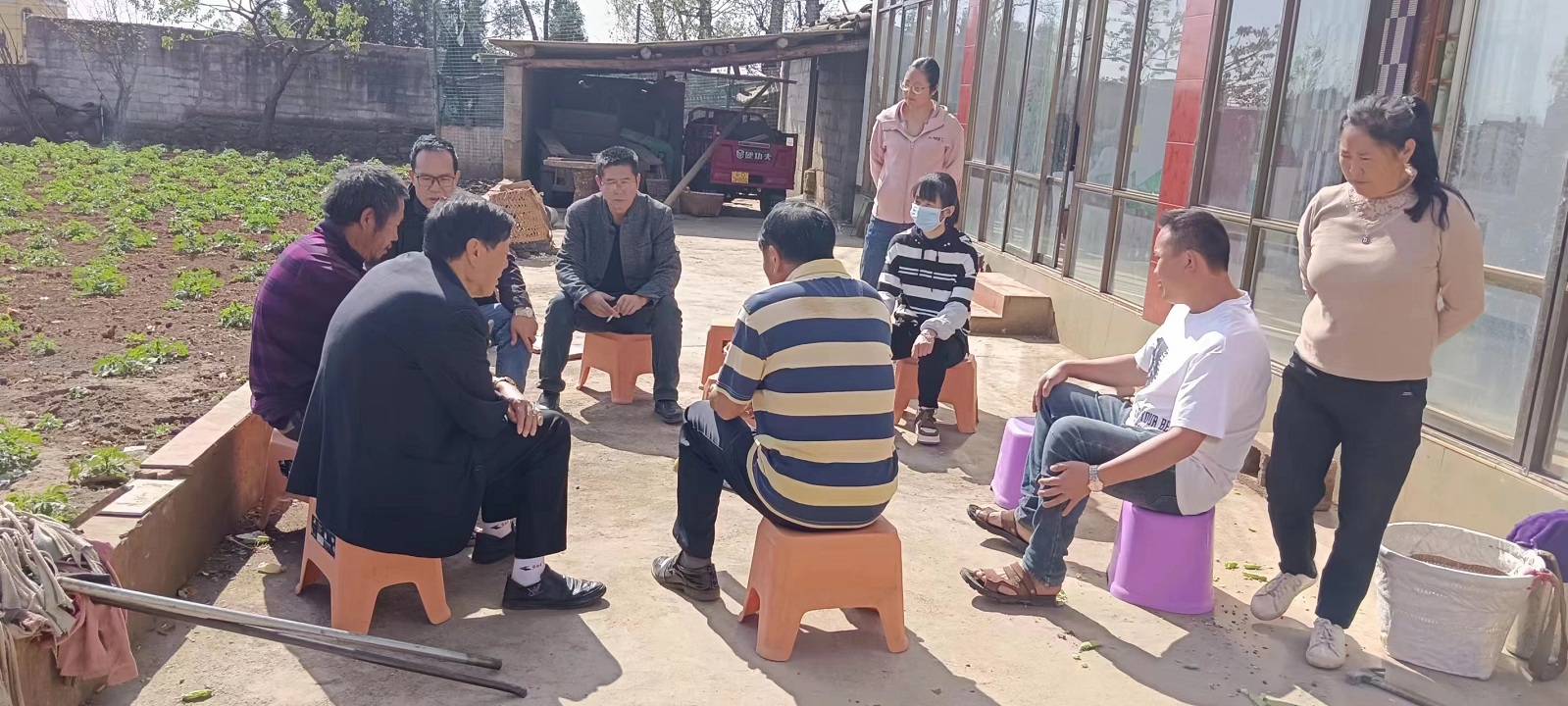 （4）3月22日，葵山鎮(zhèn)綜治辦、司法所到馬灣村委會調(diào)解鄰里糾紛.jpg